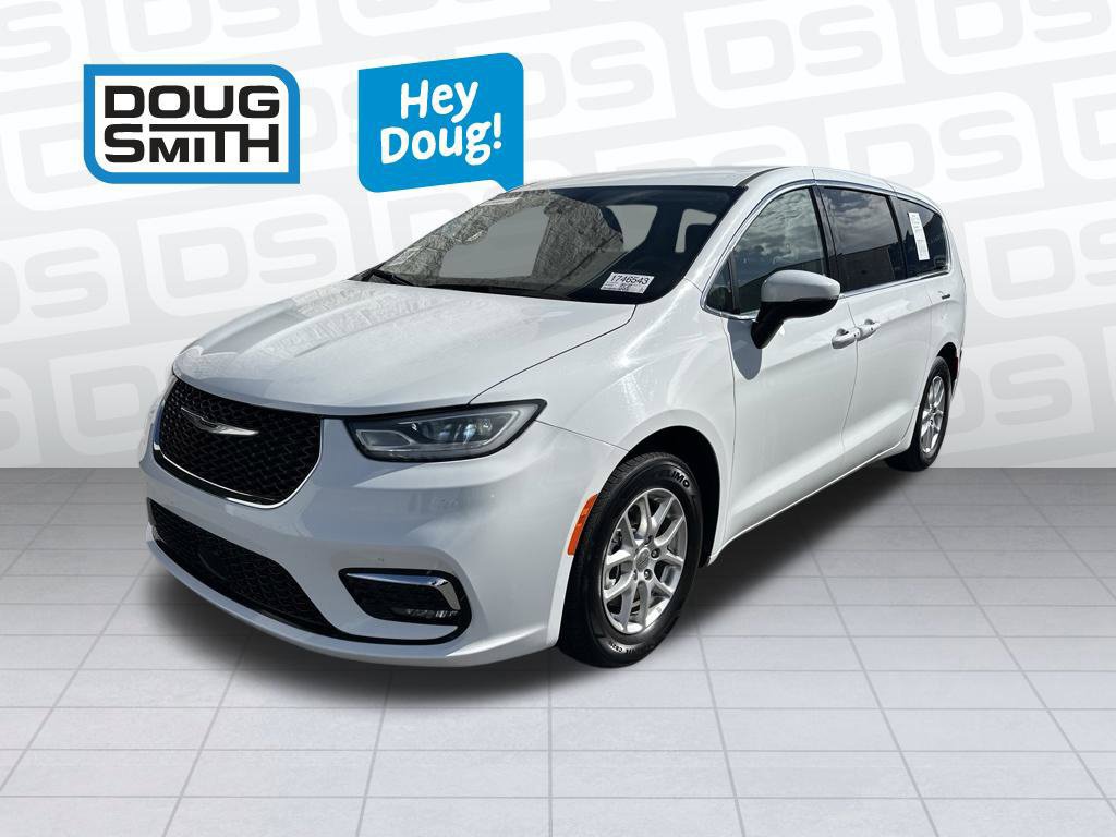 Used 2023 Chrysler Pacifica Touring-L FWD image 3