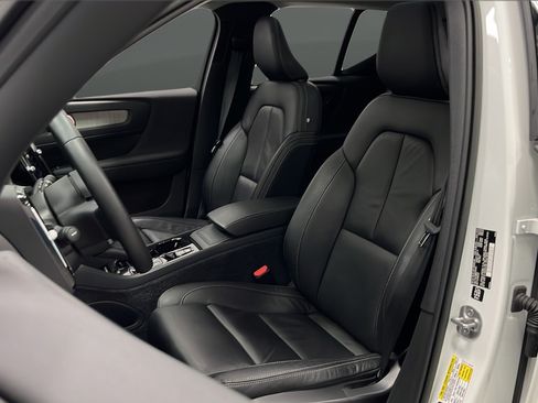 Used 2023 Volvo XC40 B5 Plus w/ Driver Assist Package AWD/4WD image 9