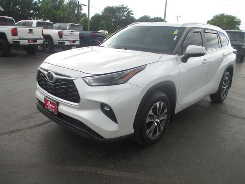 Used 2024 Toyota Highlander XLE AWD/4WD image 13