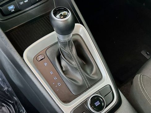 Used 2025 Hyundai Venue SEL image 22