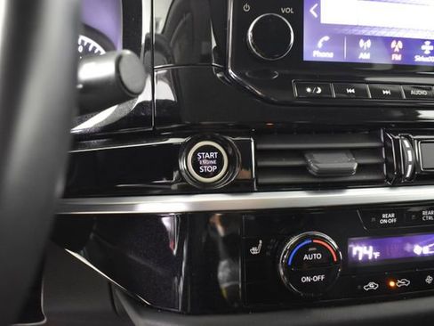 Certified 2024 Nissan Pathfinder SL w/ Black Appearance Package image 18