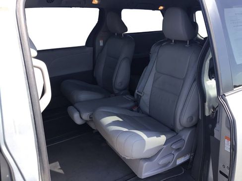 Used 2019 Toyota Sienna XLE w/ Carpet Mat Package FWD image 10