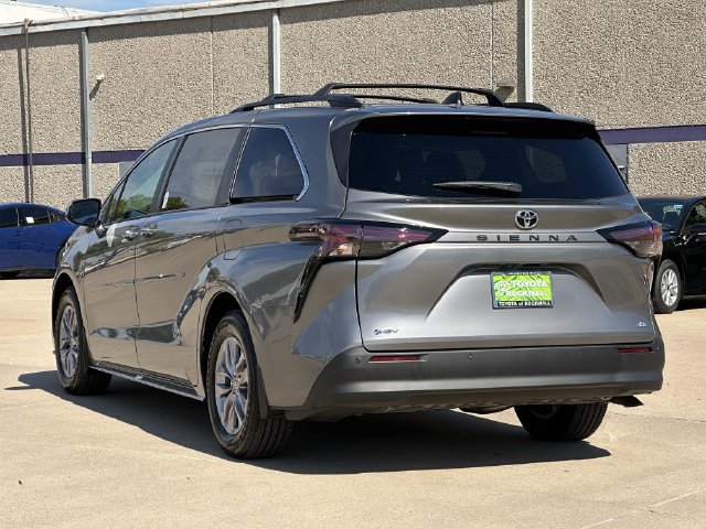 Used 2026 Toyota Sienna XLE FWD image 3