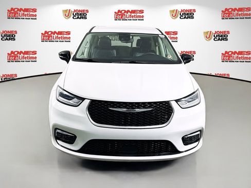 Used 2024 Chrysler Pacifica Touring-L image 12