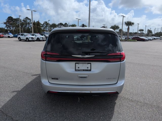Used 2023 Chrysler Pacifica Limited FWD image 6