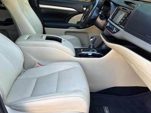 Used 2019 Toyota Highlander XLE image 17