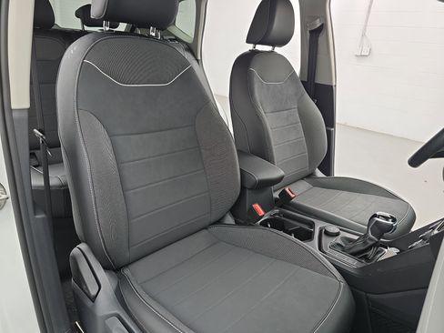 Certified 2024 Volkswagen Taos SE image 10