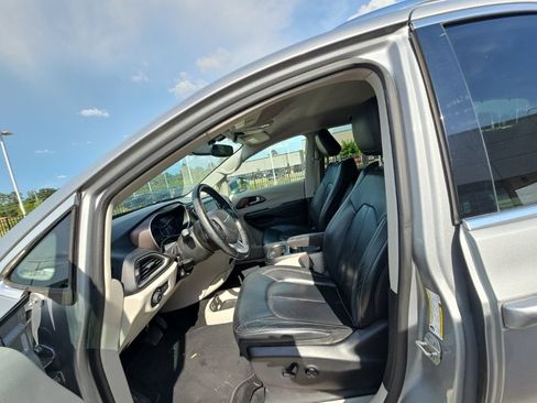 Used 2019 Chrysler Pacifica Touring-L FWD image 13