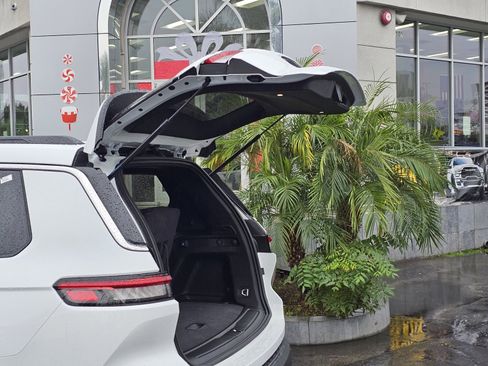 New 2025 Jeep Grand Cherokee L Laredo image 8