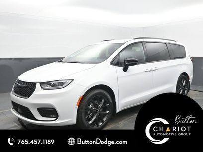 New 2026 Chrysler Pacifica Select w/ S Appearance Package
