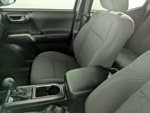 Used 2018 Toyota Tacoma TRD Off-Road w/ Technology Package AWD/4WD image 28