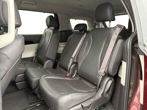 Used 2024 Kia Carnival EX image 14