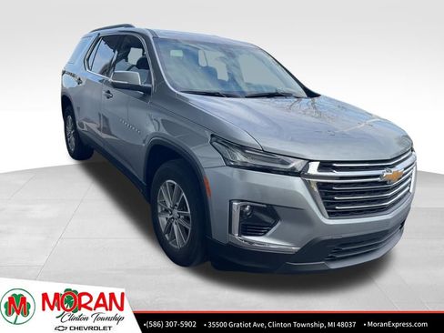 Used 2023 Chevrolet Traverse LT image 2