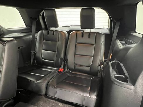 Used 2018 Ford Explorer XLT w/ Equipment Group 202A AWD/4WD image 34