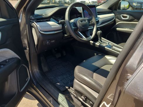 Used 2023 Jeep Compass Latitude w/ Sun and Sound Group AWD/4WD image 10