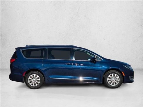 Used 2018 Chrysler Pacifica Touring-L Plus image 4
