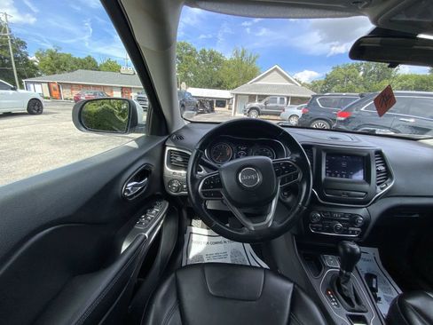 Used 2019 Jeep Cherokee Latitude Plus FWD image 11
