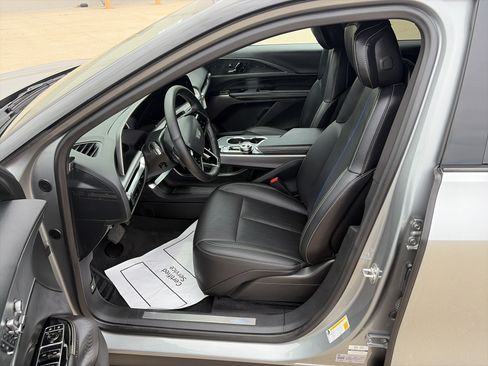Used 2025 Cadillac Lyriq Sport w/ LPO, Floor Liner Package AWD/4WD image 9