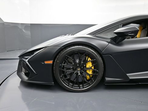 Used 2024 Lamborghini Revuelto image 12