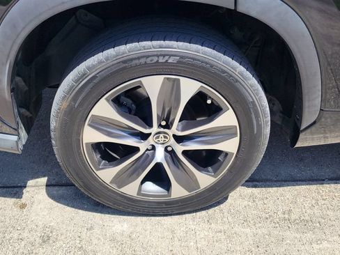 Used 2020 Toyota Highlander XLE FWD image 12