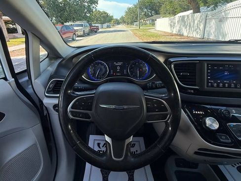 Used 2019 Chrysler Pacifica Touring-L FWD image 9