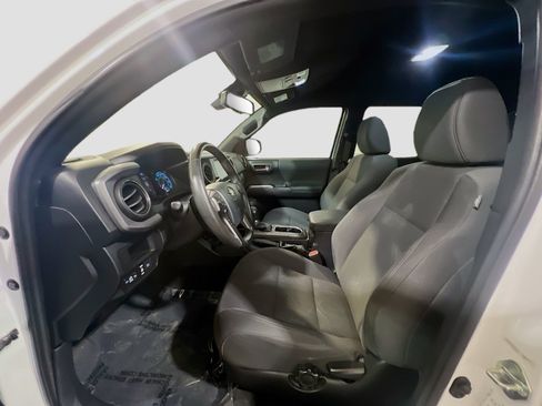 Used 2018 Toyota Tacoma TRD Off-Road w/ Technology Package RWD image 14
