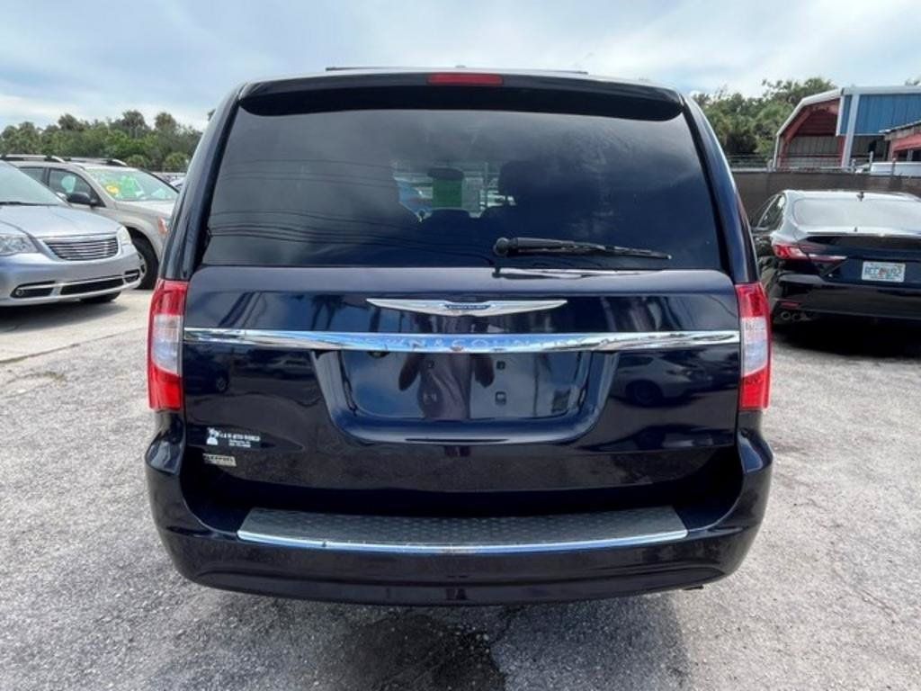 Used 2012 Chrysler Town & Country Touring w/ Entertainment Group #1 FWD image 5