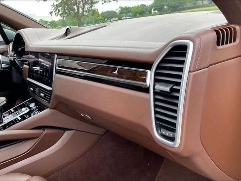 Used 2023 Porsche Cayenne image 18