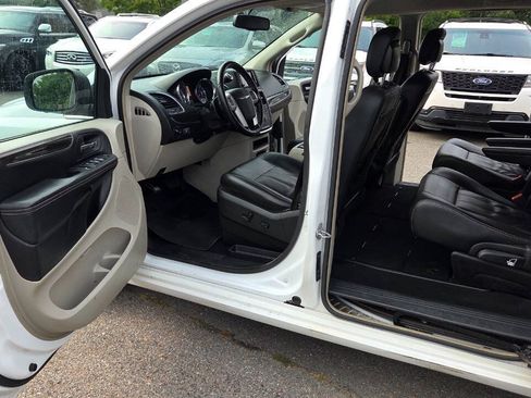 Used 2016 Chrysler Town & Country Touring FWD image 23