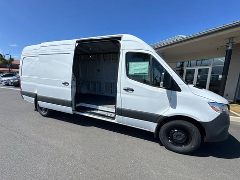 Used 2025 Mercedes-Benz Sprinter 2500 image 4