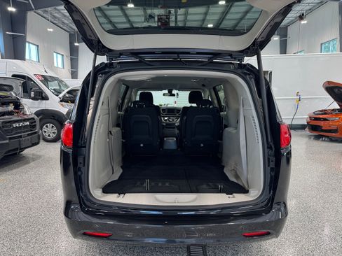 Used 2022 Chrysler Voyager LX FWD image 9
