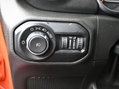 Used 2018 Jeep Wrangler Unlimited Sahara AWD/4WD image 16