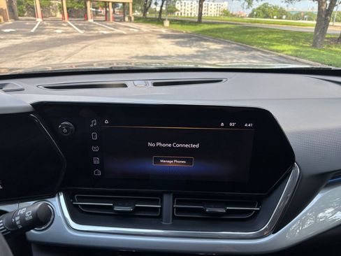 Used 2025 Chevrolet Trax LT FWD image 17