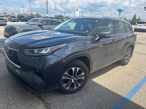 Used 2020 Toyota Highlander XLE AWD/4WD image 9