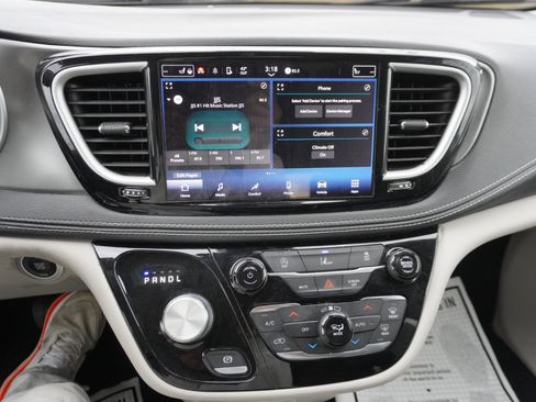 Used 2022 Chrysler Pacifica Touring-L image 25