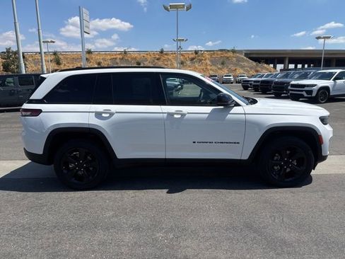 Certified 2023 Jeep Grand Cherokee Altitude AWD/4WD image 7