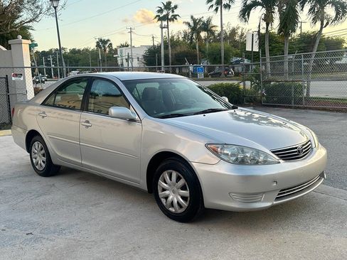 Used 2005 Toyota Camry LE FWD image 3