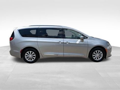Used 2019 Chrysler Pacifica Touring-L FWD image 2