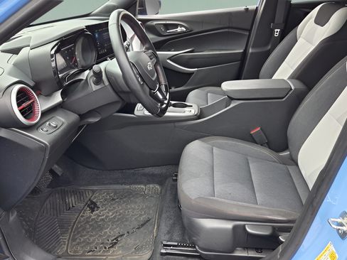 Certified 2024 Chevrolet Trax RS w/ Sunroof Package FWD image 9