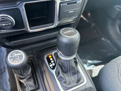 Used 2024 Jeep Gladiator Sport AWD/4WD image 13