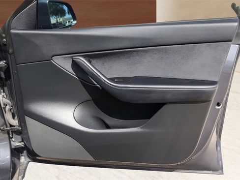 Used 2022 Tesla Model Y Long Range image 25