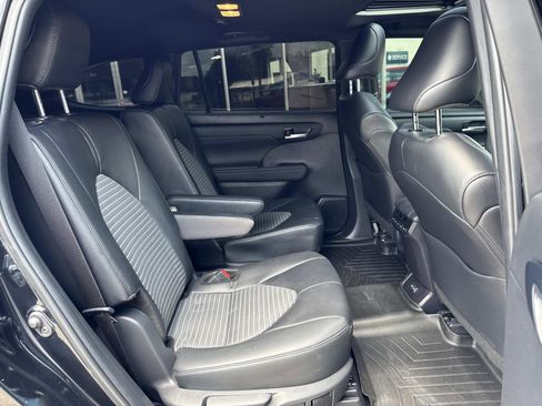 Used 2024 Toyota Highlander XSE image 7