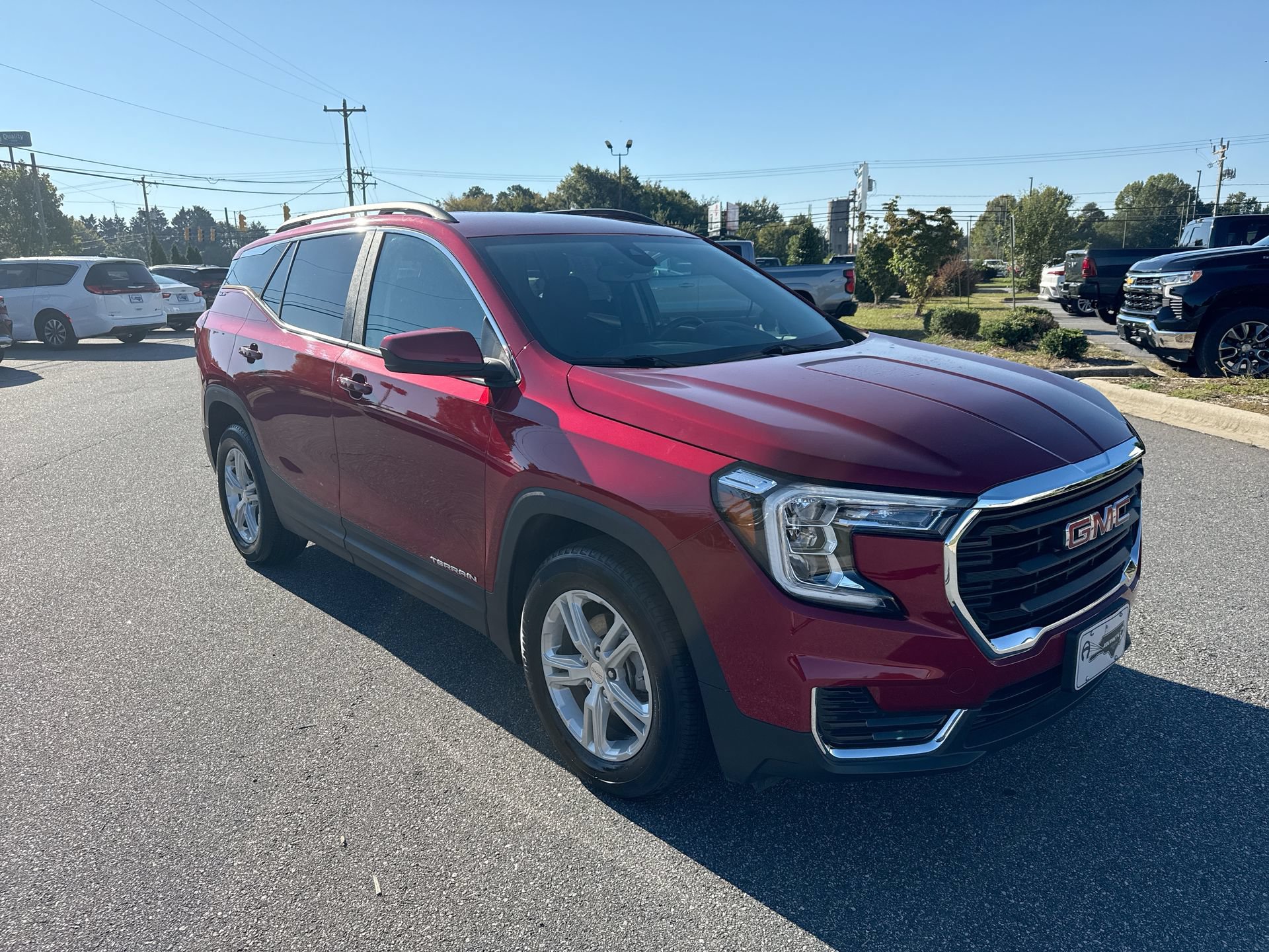 Used 2024 GMC Terrain SLE w/ Driver Convenience Package FWD image 2