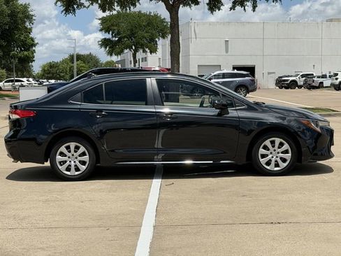 Used 2021 Toyota Corolla LE FWD image 3