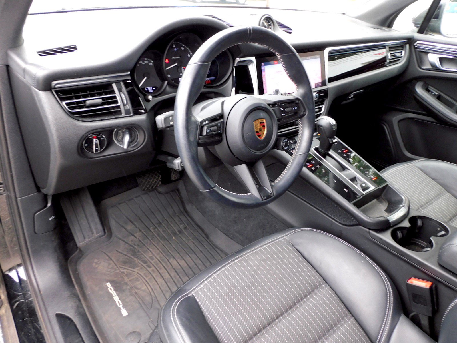 Used 2023 Porsche Macan Turbo AWD/4WD image 13