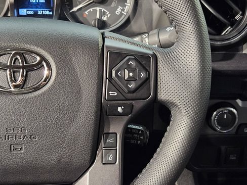 Used 2022 Toyota Tacoma TRD Off-Road AWD/4WD image 27