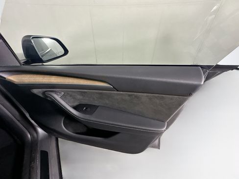 Used 2024 Tesla Model Y Long Range AWD/4WD image 32