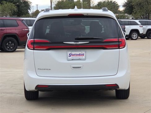 Used 2022 Chrysler Pacifica Touring-L image 7