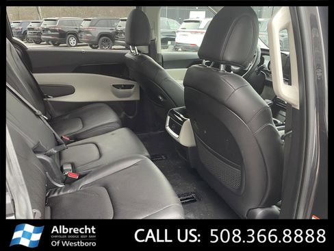 Used 2024 Kia Carnival EX image 17