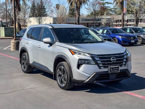 Used 2024 Nissan Rogue SV image 5